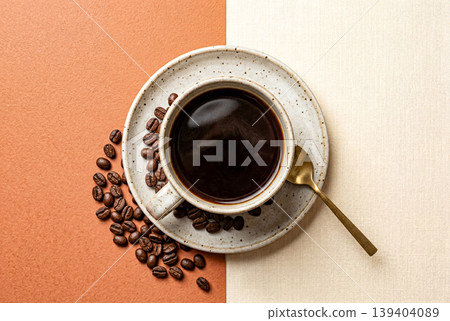 咖啡館背景由陶瓷杯和咖啡豆構成。 咖啡館背景由陶瓷杯和咖啡豆構成。 139404089