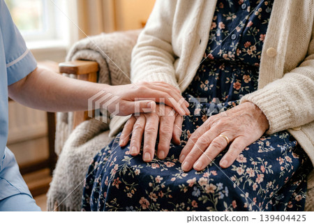 護理員正在照顧老婦人的手。 護理員正在照顧老婦人的手。 139404425