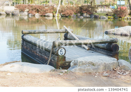 公園池塘上漂浮著木筏 公園池塘上漂浮著木筏 139404741