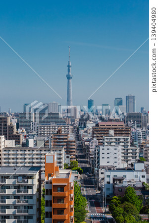 東京城市景觀與東京晴空塔:從居民區可以看到的城市象徵。 東京城市景觀與東京晴空塔:從居民區可以看到的城市象徵。 139404980
