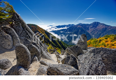從赤貫澤之魂眺望白峰三峰,赤貫澤之魂是南阿爾卑斯山脈鳳凰三峰的一部分。 從赤貫澤之魂眺望白峰三峰,赤貫澤之魂是南阿爾卑斯山脈鳳凰三峰的一部分。 139405002