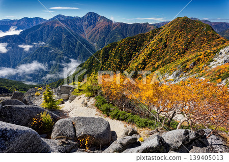 View of Hayakawa Ridge, Takamine, and Shiramine Sanzan from the Kannon-dake ridge of the Southern Alps' Houou Sanzan. 139405013