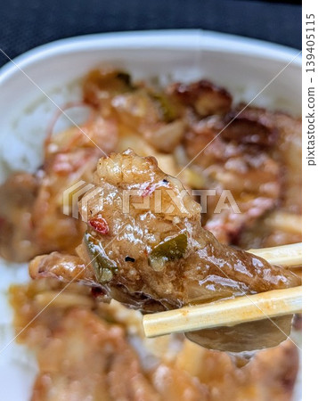 我打算吃一份烤排骨蓋飯。 我打算吃一份烤排骨蓋飯。 139405115