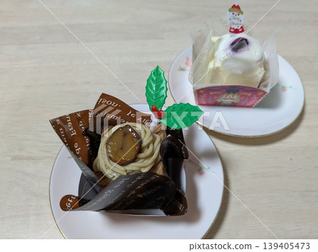 兩種裝飾著聖誕飾品的蛋糕 139405473