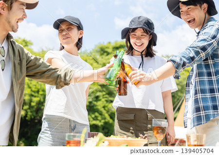 年輕人享受燒烤 139405704