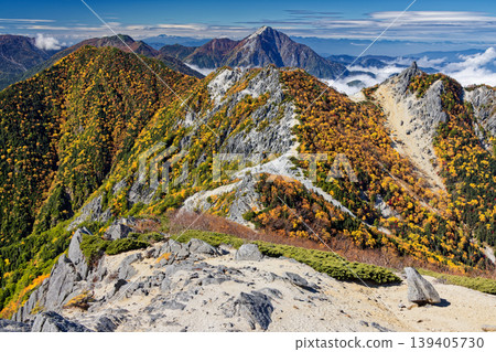 從南阿爾卑斯山的觀音山(鳳凰三山)上可以看到地藏山和甲斐駒岳。 從南阿爾卑斯山的觀音山(鳳凰三山)上可以看到地藏山和甲斐駒岳。 139405730