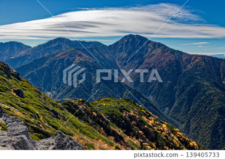 Autumn foliage in the Southern Alps: Shiramine Sanzan as seen from the Houou Sanzan and Kannon-dake ridge. 139405733