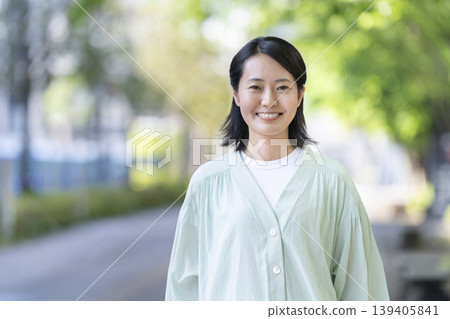 一位四十多歲的女性面帶微笑,直視鏡頭。 一位四十多歲的女性面帶微笑,直視鏡頭。 139405841