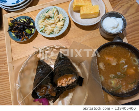 午餐包括飯糰、味噌湯和一份小菜。 139406400