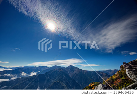 從南阿爾卑斯山的鳳凰三山和觀音嶽山脊上可以看到白峰三山和彩虹般的雲朵。 從南阿爾卑斯山的鳳凰三山和觀音嶽山脊上可以看到白峰三山和彩虹般的雲朵。 139406436