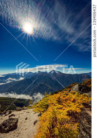 Shiramine Sanzan and iridescent clouds as seen from the ridge of Houou Sanzan and Kannon-dake in the Southern Alps. 139406437