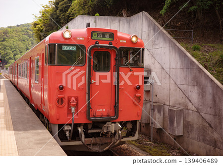 Trains that stop at Amarube Station in Mikata District, Hyogo Prefecture. Trains that stop at Amarube Station in Mikata District, Hyogo Prefecture. 139406489
