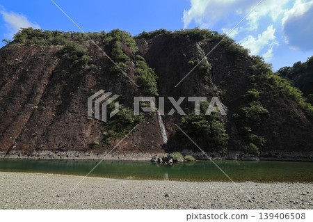 A landscape of a single large rock in Kozagawa Town, Wakayama Prefecture 139406508