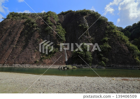 A landscape of a single large rock in Kozagawa Town, Wakayama Prefecture 139406509