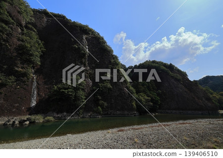 A landscape of a single large rock in Kozagawa Town, Wakayama Prefecture 139406510