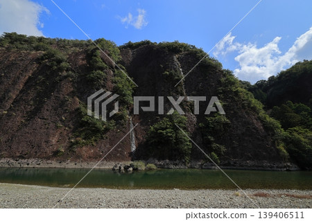 A landscape of a single large rock in Kozagawa Town, Wakayama Prefecture 139406511