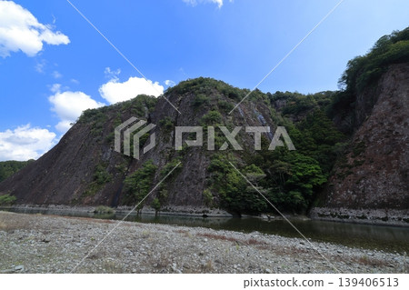A landscape of a single large rock in Kozagawa Town, Wakayama Prefecture 139406513