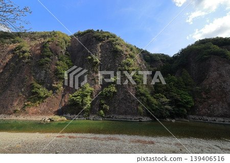A landscape of a single large rock in Kozagawa Town, Wakayama Prefecture 139406516
