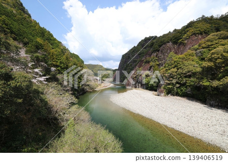 A landscape of a single large rock in Kozagawa Town, Wakayama Prefecture 139406519