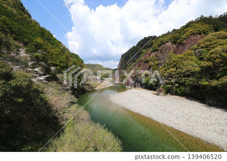 A landscape of a single large rock in Kozagawa Town, Wakayama Prefecture 139406520