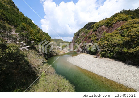 和歌山縣小座川町一塊巨大的岩石景觀 和歌山縣小座川町一塊巨大的岩石景觀 139406521