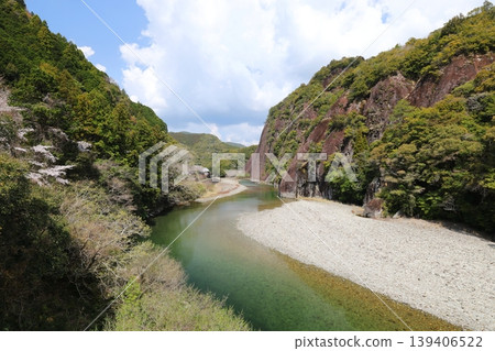 A landscape of a single large rock in Kozagawa Town, Wakayama Prefecture 139406522