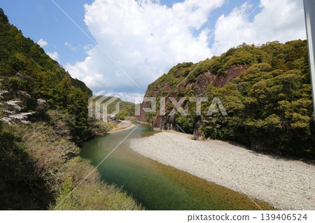A landscape of a single large rock in Kozagawa Town, Wakayama Prefecture 139406524