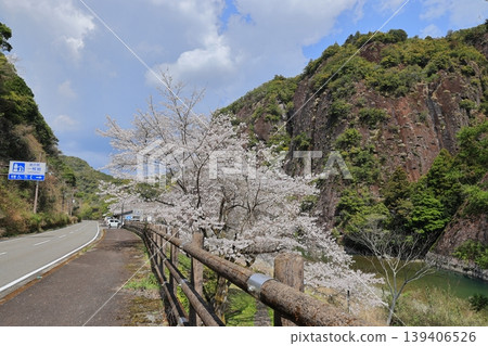 A landscape of a single large rock in Kozagawa Town, Wakayama Prefecture 139406526
