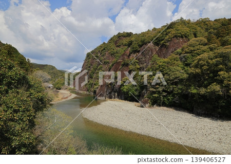 A landscape of a single large rock in Kozagawa Town, Wakayama Prefecture 139406527