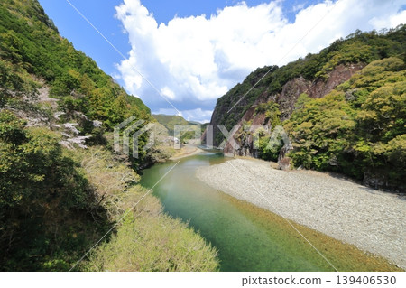A landscape of a single large rock in Kozagawa Town, Wakayama Prefecture A landscape of a single large rock in Kozagawa Town, Wakayama Prefecture 139406530