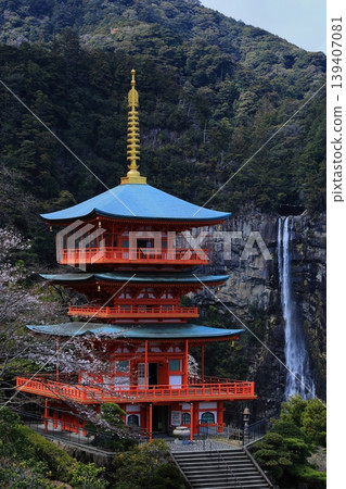 Nachi Falls, located in Nachikatsuura Town, Wakayama Prefecture 139407081