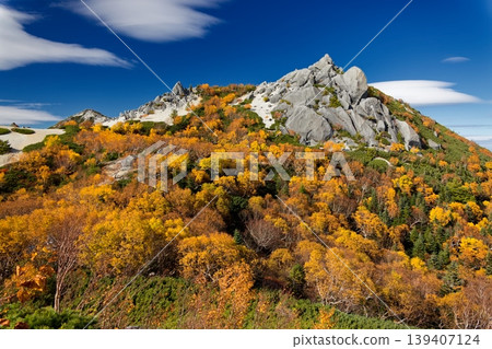 Autumn foliage of the Houou Sanzan and Yakushidake mountains as seen from Sunaharai-dake in the Southern Alps. Autumn foliage of the Houou Sanzan and Yakushidake mountains as seen from Sunaharai-dake in the Southern Alps. 139407124