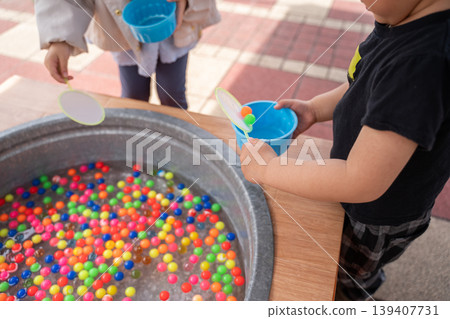 孩子們在玩撿超級球的遊戲 139407731
