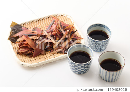 將蕎麥麵沾醬和高湯配料倒入蕎麥麵杯中(厚切鰹魚片、乾蘇打鰹魚片、羅臼海帶) 將蕎麥麵沾醬和高湯配料倒入蕎麥麵杯中(厚切鰹魚片、乾蘇打鰹魚片、羅臼海帶) 139408026