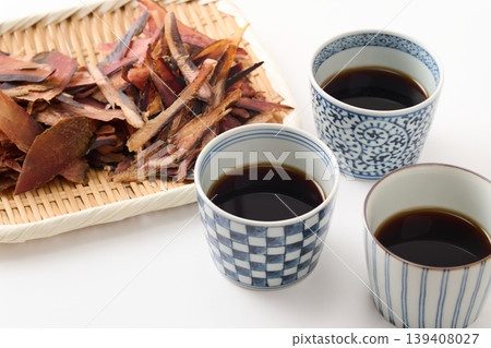 將蕎麥麵沾醬和高湯配料倒入蕎麥麵杯中(厚切鰹魚片、乾蘇打鰹魚片) 將蕎麥麵沾醬和高湯配料倒入蕎麥麵杯中(厚切鰹魚片、乾蘇打鰹魚片) 139408027