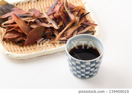 將蕎麥麵沾醬和高湯配料倒入蕎麥麵杯中(厚切鰹魚片、乾蘇打鰹魚片、羅臼海帶) 將蕎麥麵沾醬和高湯配料倒入蕎麥麵杯中(厚切鰹魚片、乾蘇打鰹魚片、羅臼海帶) 139408028