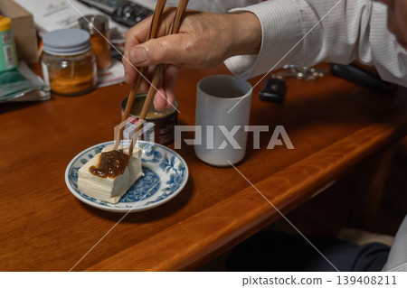 老年人吃簡單的飯菜 老年人吃簡單的飯菜 139408211