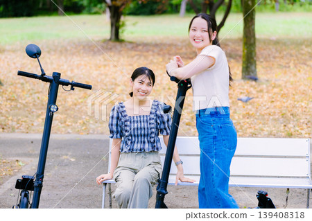 女大學生與朋友一起騎電動滑板 139408318