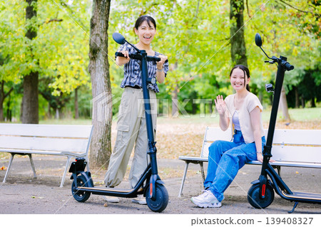 女大學生與朋友一起騎電動滑板 139408327