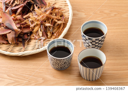 蕎麥麵沾醬和湯料(厚切鰹魚片、鰹魚片和乾鰹魚片) 蕎麥麵沾醬和湯料(厚切鰹魚片、鰹魚片和乾鰹魚片) 139408367