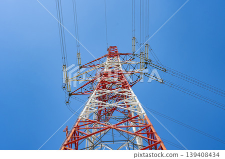 藍天和輸電塔；高壓輸電塔 139408434
