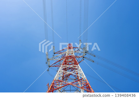 藍天和輸電塔；高壓輸電塔 139408436