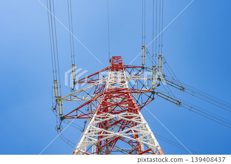 藍天和輸電塔；高壓輸電塔 139408437