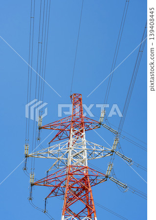 藍天和輸電塔；高壓輸電塔 139408445