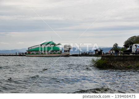 一艘觀光船漂浮在豬苗代湖上 一艘觀光船漂浮在豬苗代湖上 139408475