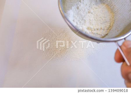 製作蛋奶醬：篩麵粉 139409018