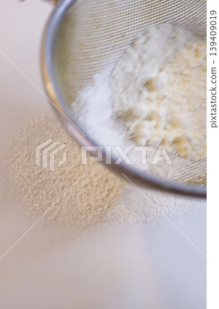製作蛋奶醬：篩麵粉 139409019