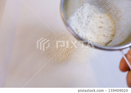 製作蛋奶醬：篩麵粉 139409020