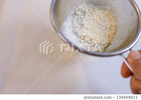 製作蛋奶醬:篩麵粉 製作蛋奶醬:篩麵粉 139409021