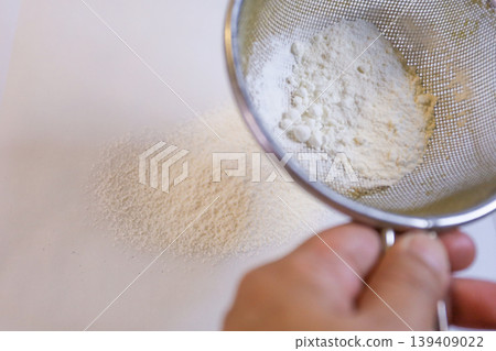 製作蛋奶醬:篩麵粉 製作蛋奶醬:篩麵粉 139409022
